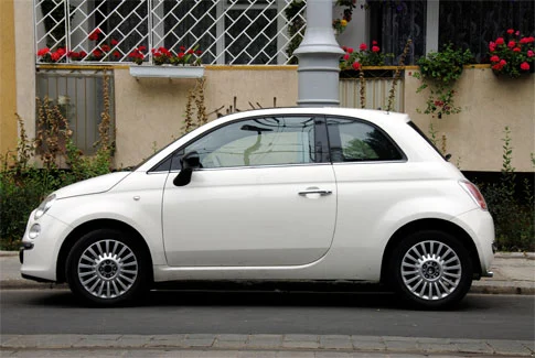 fiat 500 weißer Fiat 500 – Beispiel für Gebrauchtwagenankauf Leck